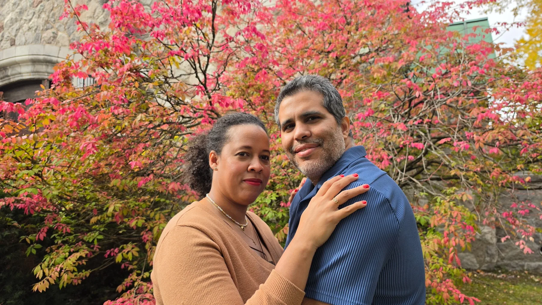 Mónica y Jesús Adrián en un jardín de otoño